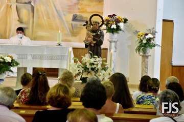  Decenas de fieles rinden pleitesía a San Antonio de Padua en Clavellinas/Francisco Javier Santana.